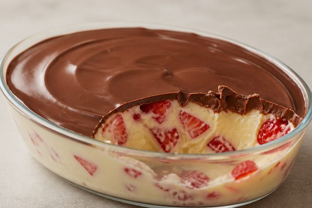 Bombom de morango na travessa com creme de chocolate branco