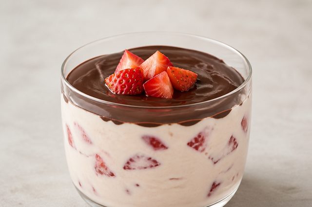 Bombom de morango no copo com iogurte e whey