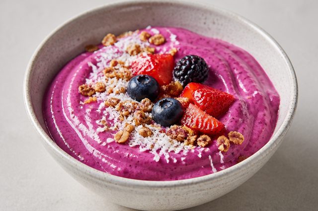 Bowl cremoso de pitaia com frutas vermelhas e granola