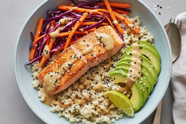 Bowl de salmão com legumes avocado e molho de gengibre