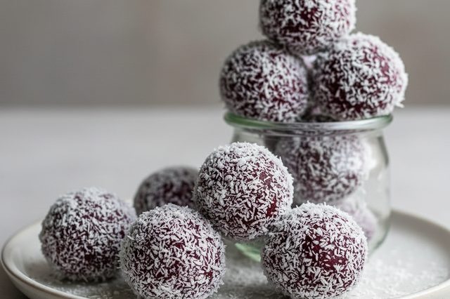 Brigadeiro de juçaí com coco ralado
