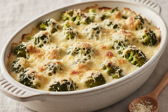 Brócolis gratinado com molho branco e parmesão
