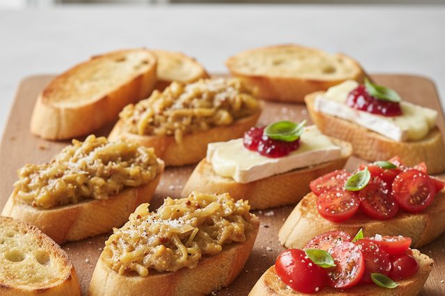 Bruschettas de cebola brie e tomate