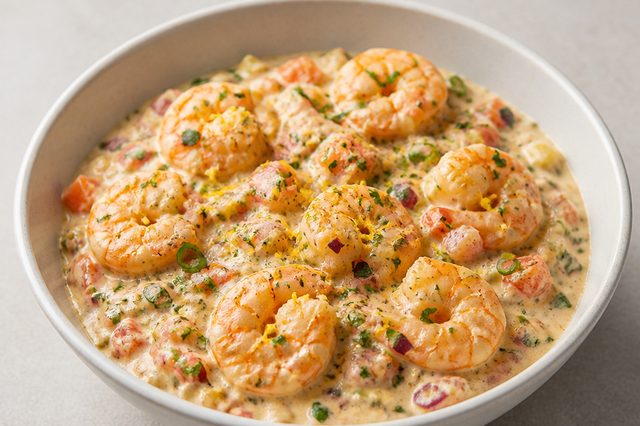 Camarão cremoso com limão para servir de aperitivo