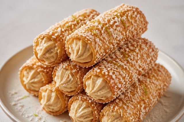 Canelone doce crocante com ricota e doce de leite
