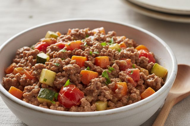 Carne moída com tomate legumes e leite