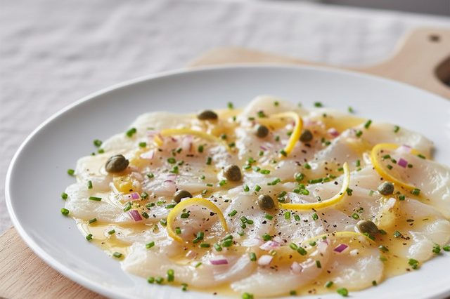 Carpaccio de peixe branco com vinagrete cítrico