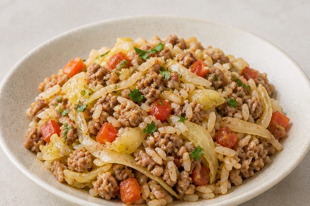 Charuto de repolho desconstruído com arroz