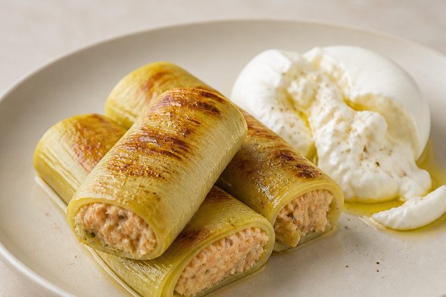 Charutos de alho-poró com salmão e cream cheese