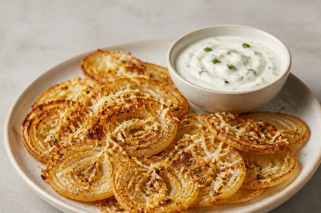 Chips de cebola com molho de iogurte