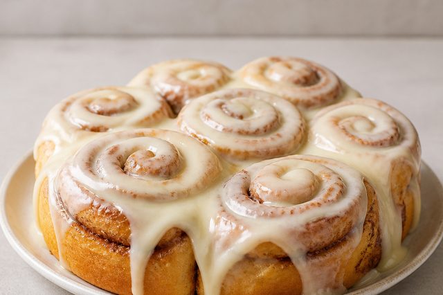 Cinnamon rolls com cobertura de cream cheese e leite condensado