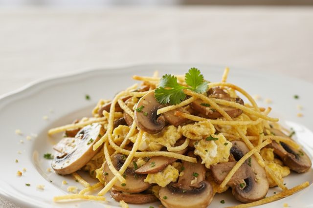 Cogumelos à Brás com batata palha