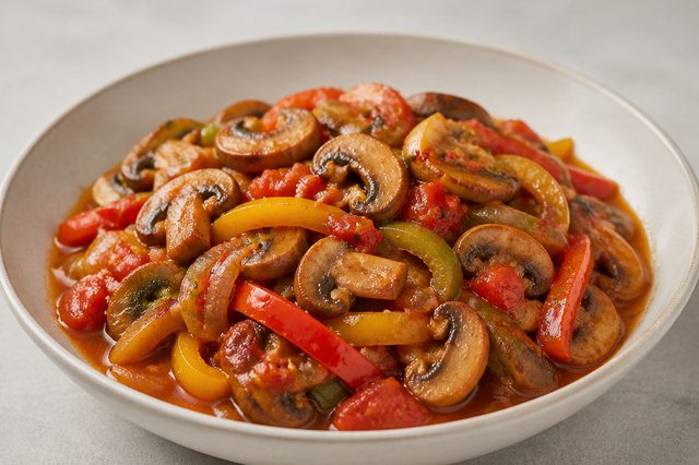 Cogumelos ensopados com pimentões e tomate