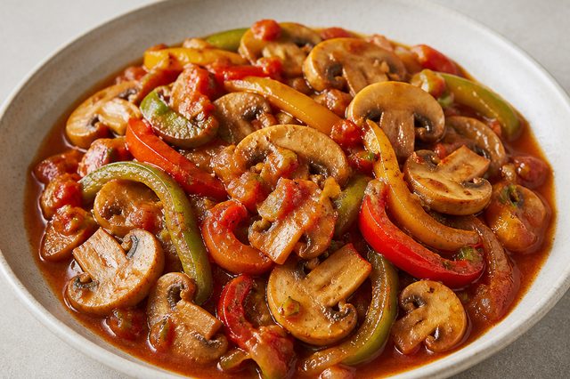 Cogumelos salteados com pimentões e tomate