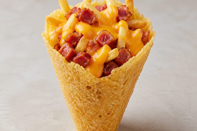 Cone de parmesão com batata frita bacon e creme de cheddar