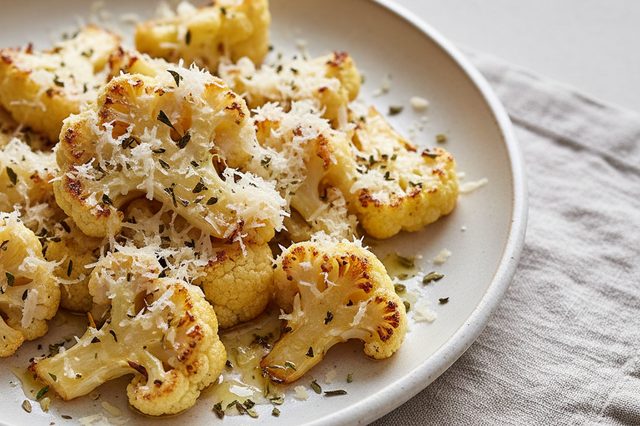 Couve-flor assada com parmesão e orégano