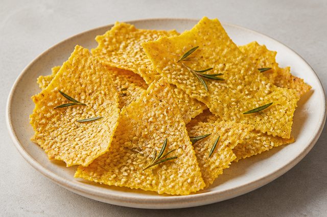 Cracker fino de tapioca com alecrim e gergelim