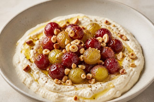 Creme de tofu com uvas assadas e avelãs