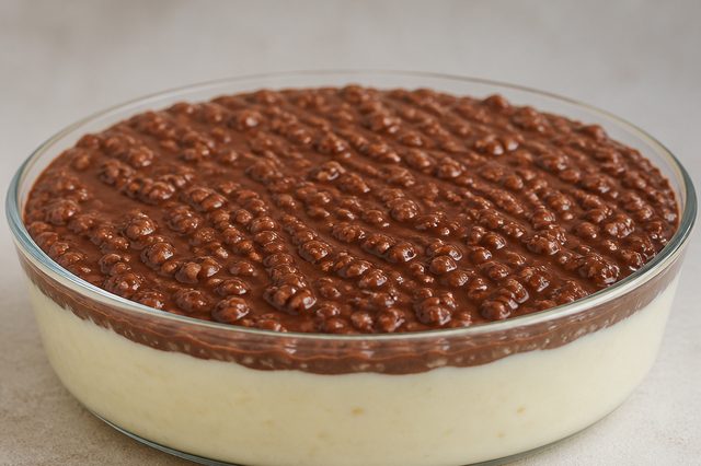 Creme trufado de limão com casquinha de chocolate e arroz