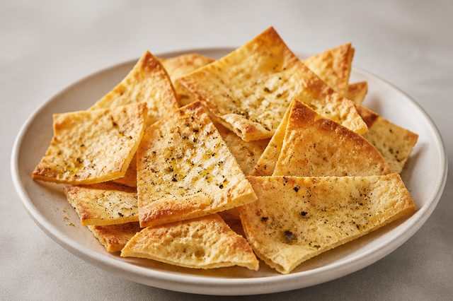 Crostini de pão sírio com limão e lemon pepper