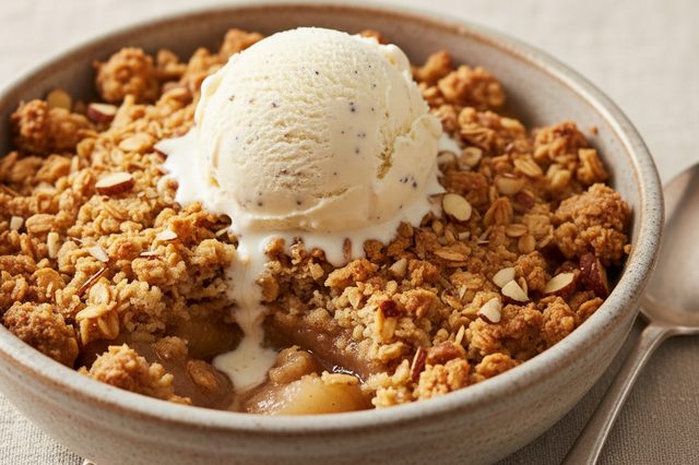 Crumble de pera com aveia e amêndoas