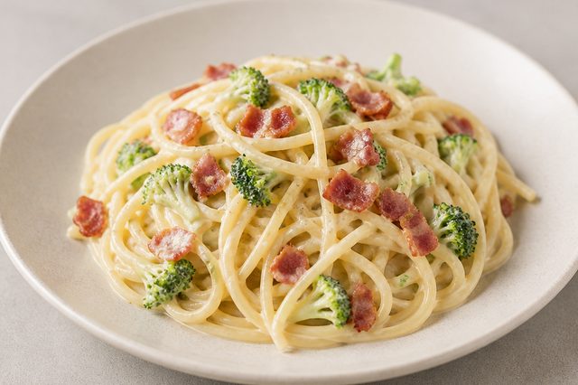 Espaguete ao molho de parmesão com bacon e brócolis