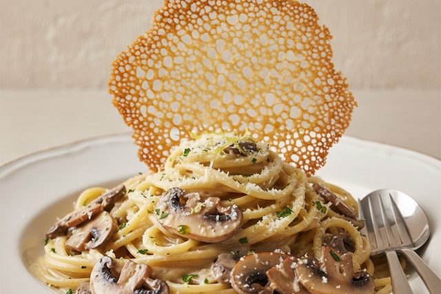 Espaguete cremoso de cogumelos com crocante de parmesão