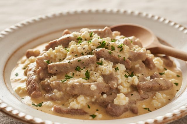 Estrogonofe de carne com cottage