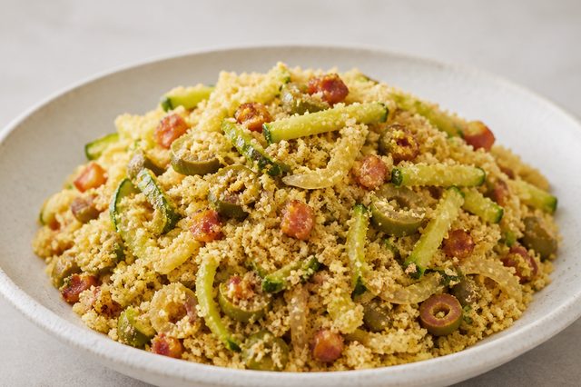 Farofa de abobrinha com bacon e azeitonas