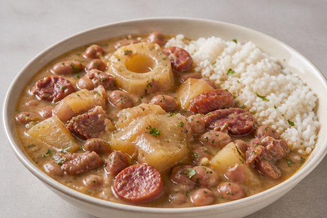 Feijão carioca com mocotó, carne-seca e mandioca