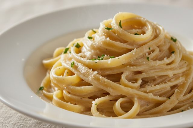 Fettuccine Alfredo de manteiga e parmesão