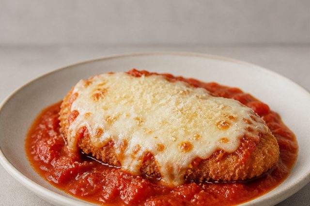 Filé à parmegiana com panko e molho de tomate pelado