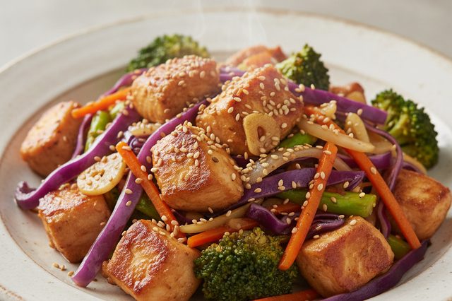 Frango oriental com repolho e brócolis