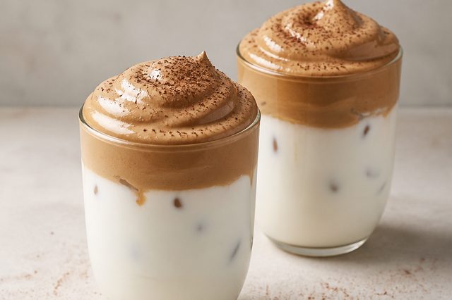 Frapê de café com mel e leite gelado