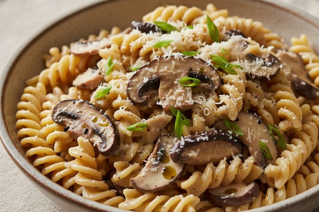 Fusilli cremoso com cogumelos e maionese trufada
