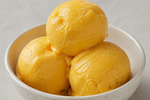 Gelado de manga, coco e cardamomo