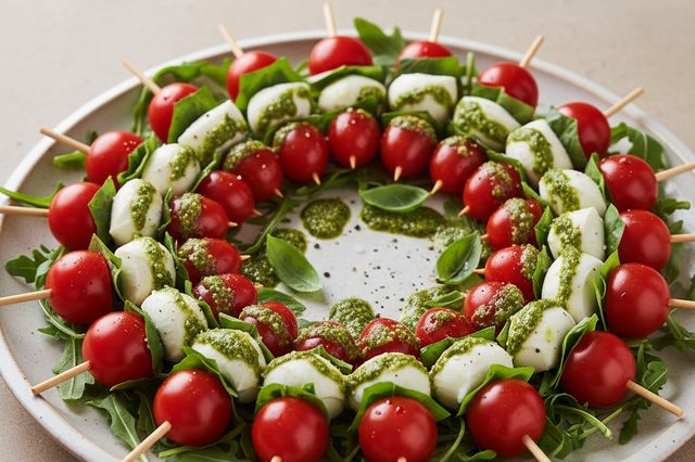 Guirlanda caprese com molho pesto
