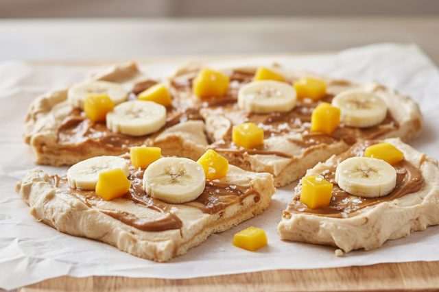 Iogurte congelado com frutas e pasta de amêndoas