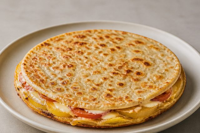 Lanche de batata com ovos e tortilha