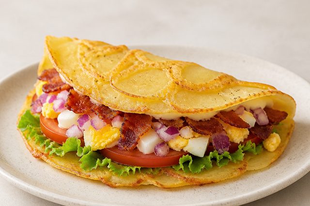 Lanche de batata e parmesão com bacon e salada