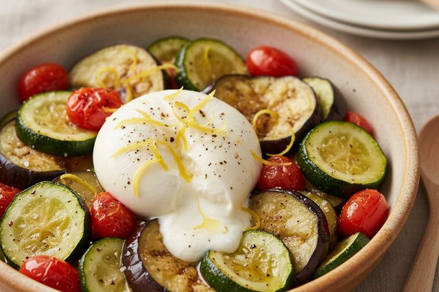 Legumes assados com burrata e raspas de limão