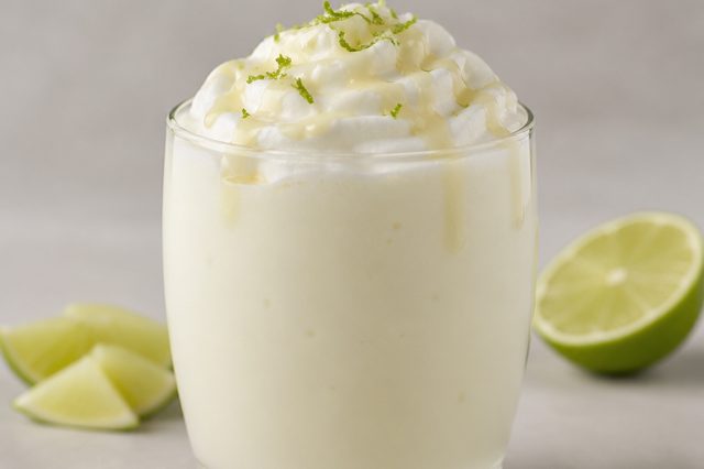 Limonada cremosa com leite e cobertura de chantilly