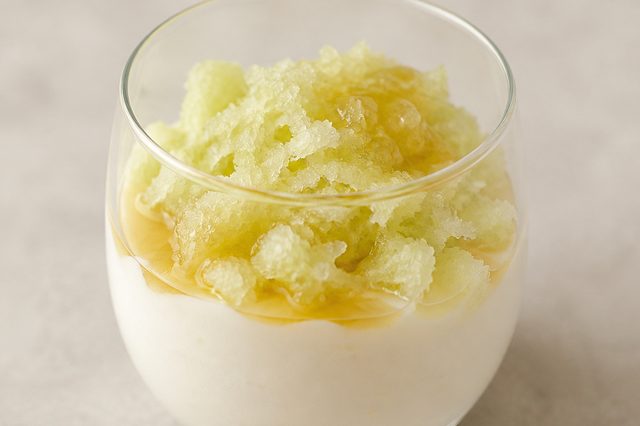 Maçã congelada ralada com iogurte e mel