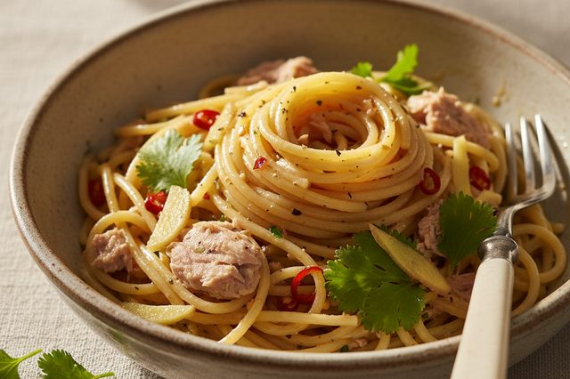 Macarrão com atum gengibre e coentro