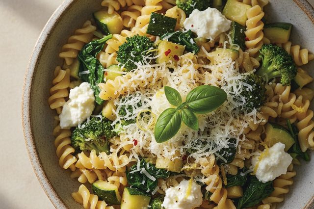 Macarrão com legumes ricota e limão
