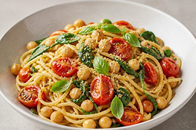 Macarrão com tomate assado e grão-de-bico