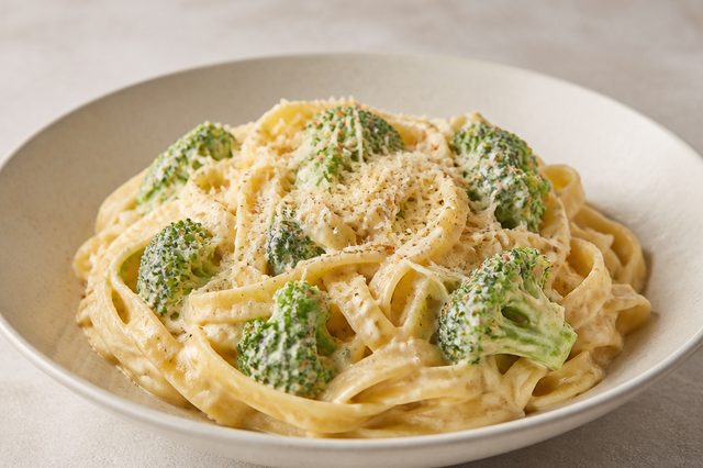 Macarrão cremoso com brócolis e parmesão
