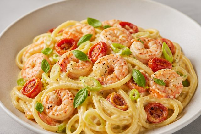 Macarrão cremoso com camarão, tomate e Catupiry