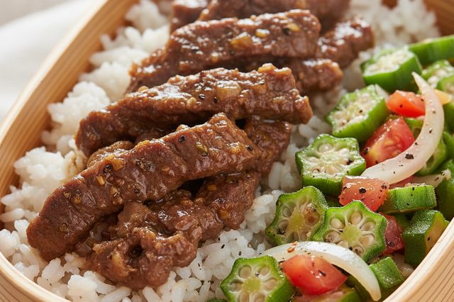 Marmita de Carne com Quiabo Refogado