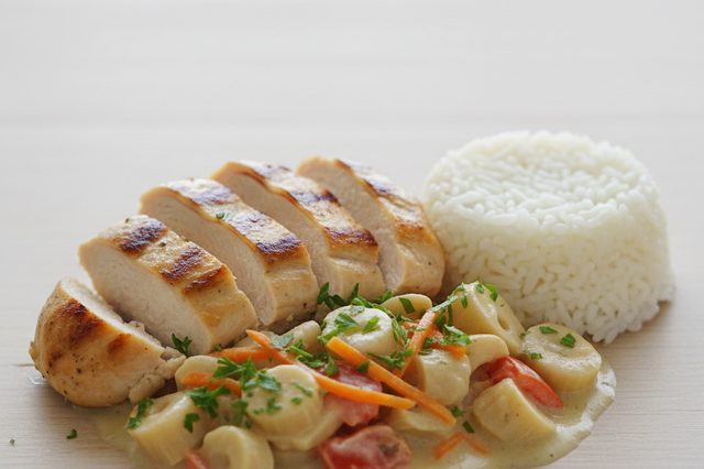 Marmita de Frango com Palmito e Arroz